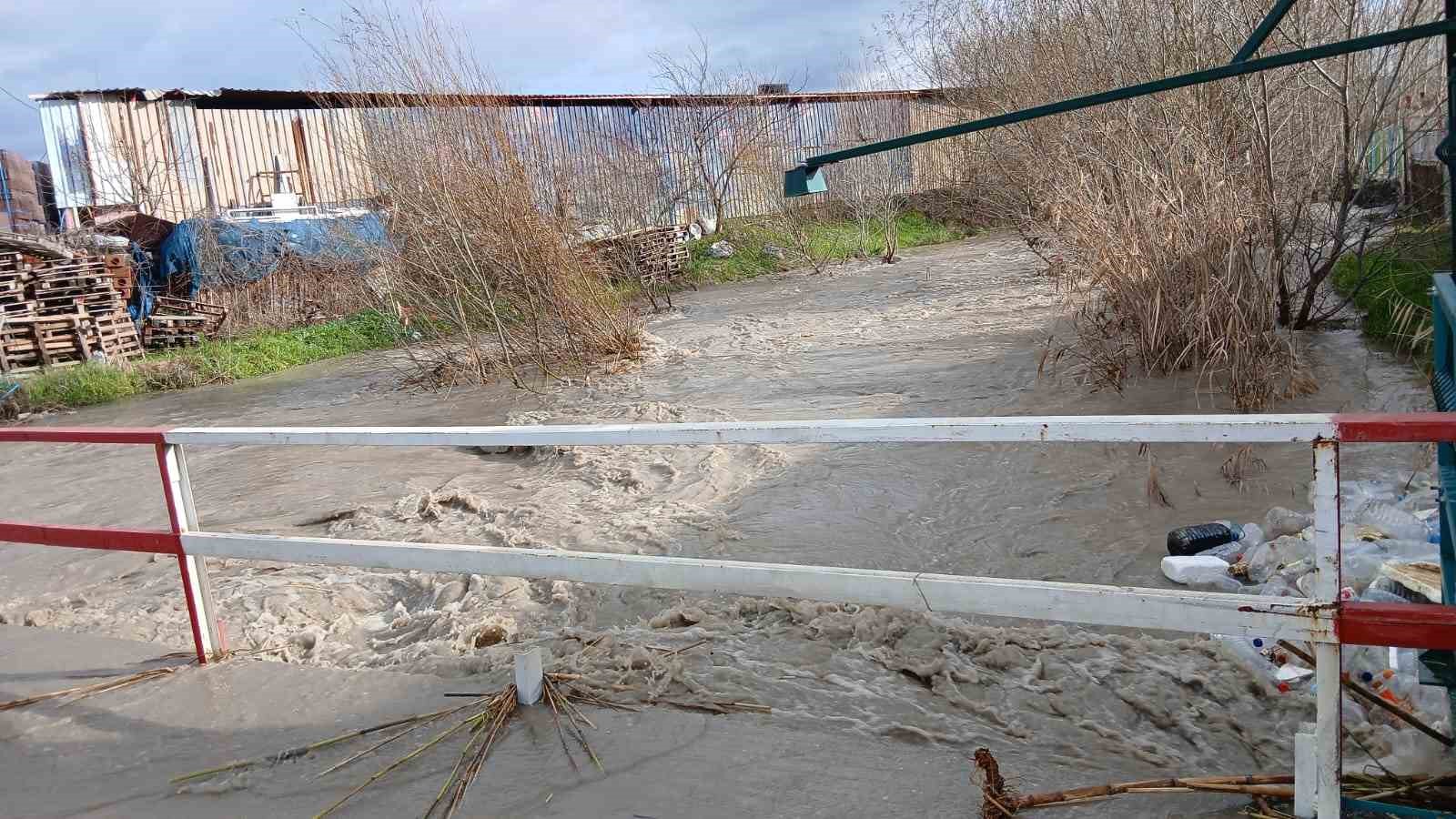 Bakırçay taştı, Soma’da sokaklar sular altında kaldı
