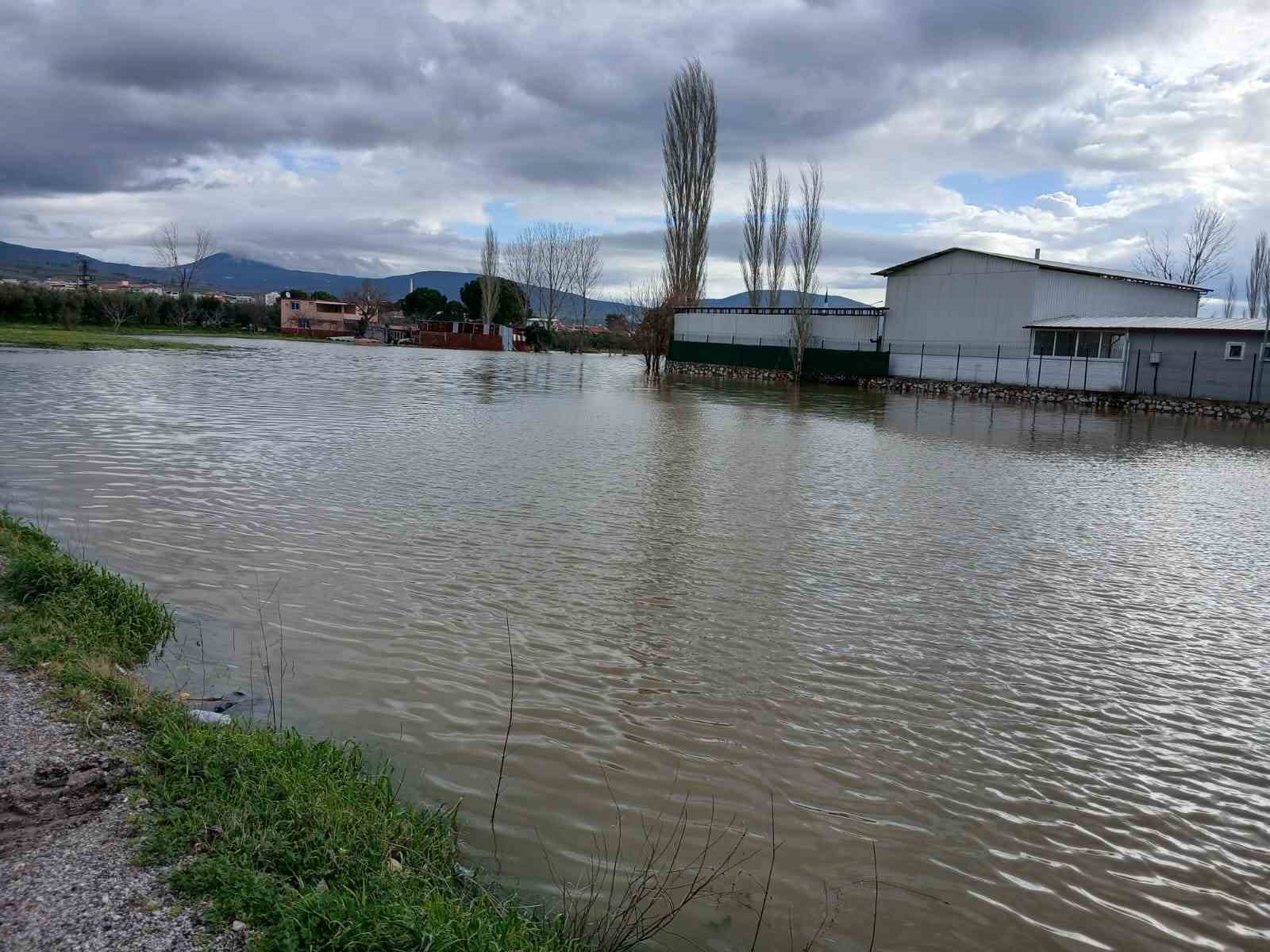 Bakırçay taştı, Soma’da sokaklar sular altında kaldı
