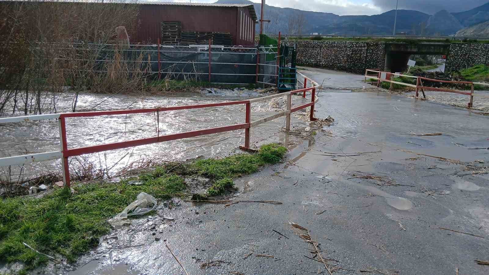 Bakırçay taştı, Soma’da sokaklar sular altında kaldı

