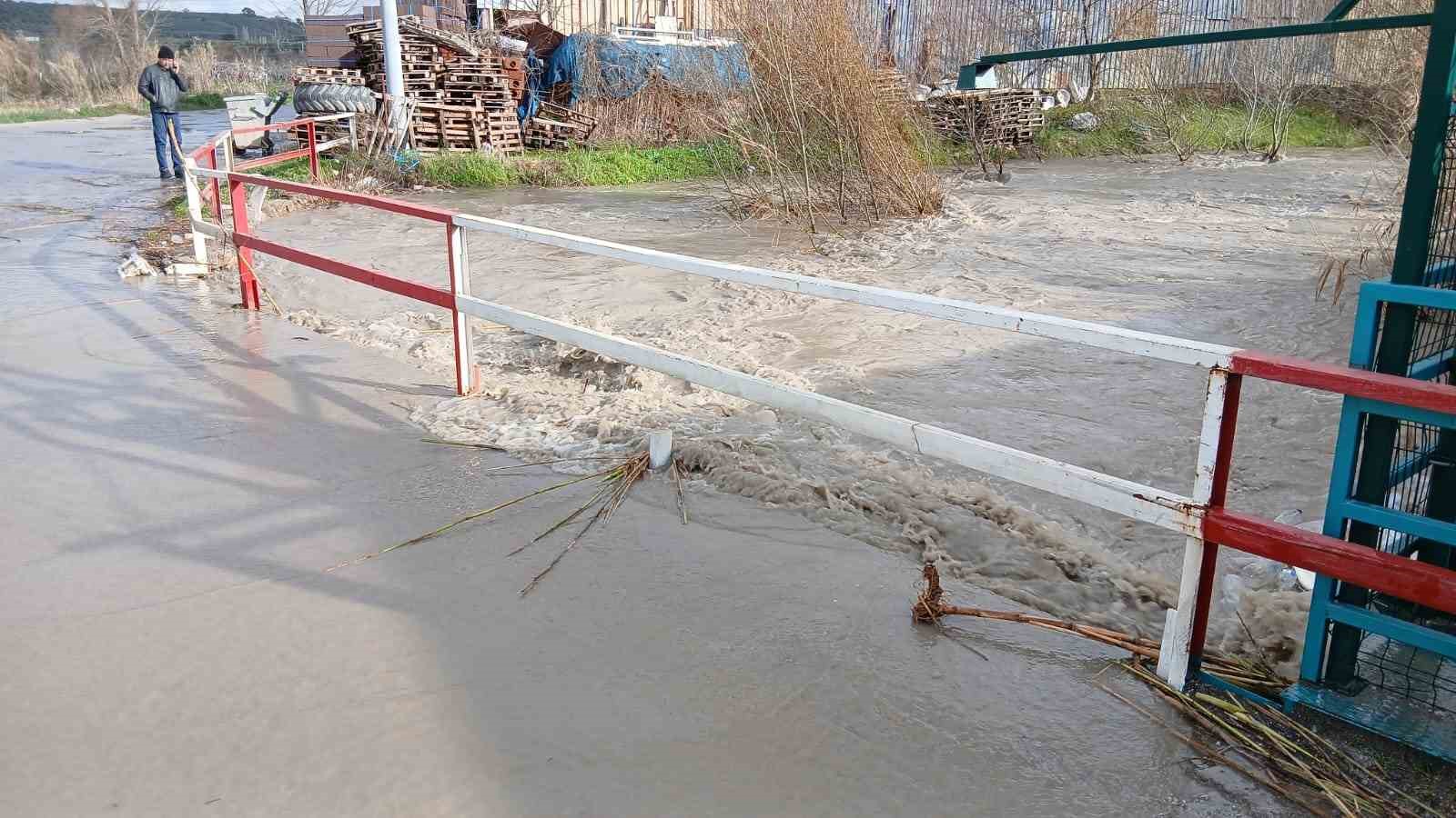 Bakırçay taştı, Soma’da sokaklar sular altında kaldı
