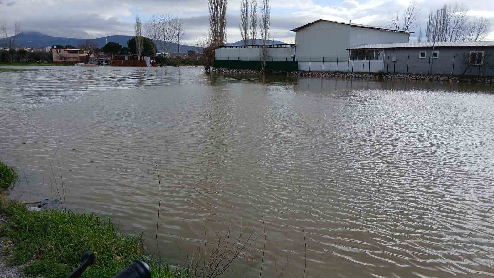 Bakırçay taştı, Soma’da sokaklar sular altında kaldı
