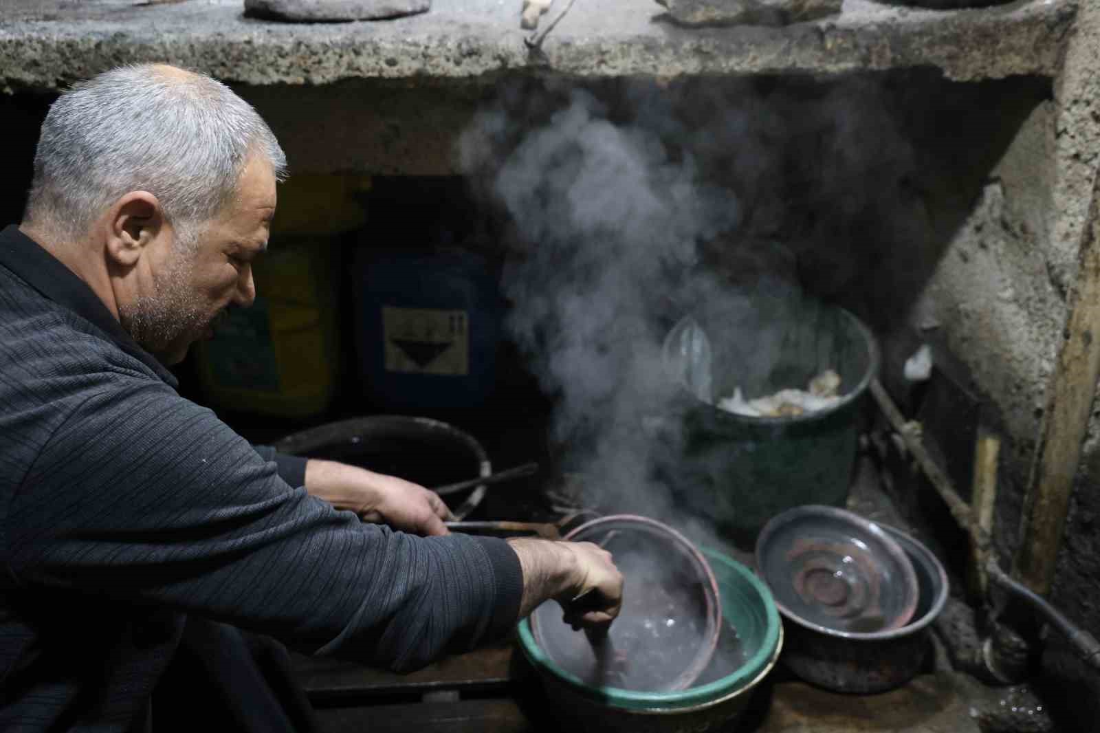 Bakırcılar Çarşısı’nda zamana direnen son ustalar
