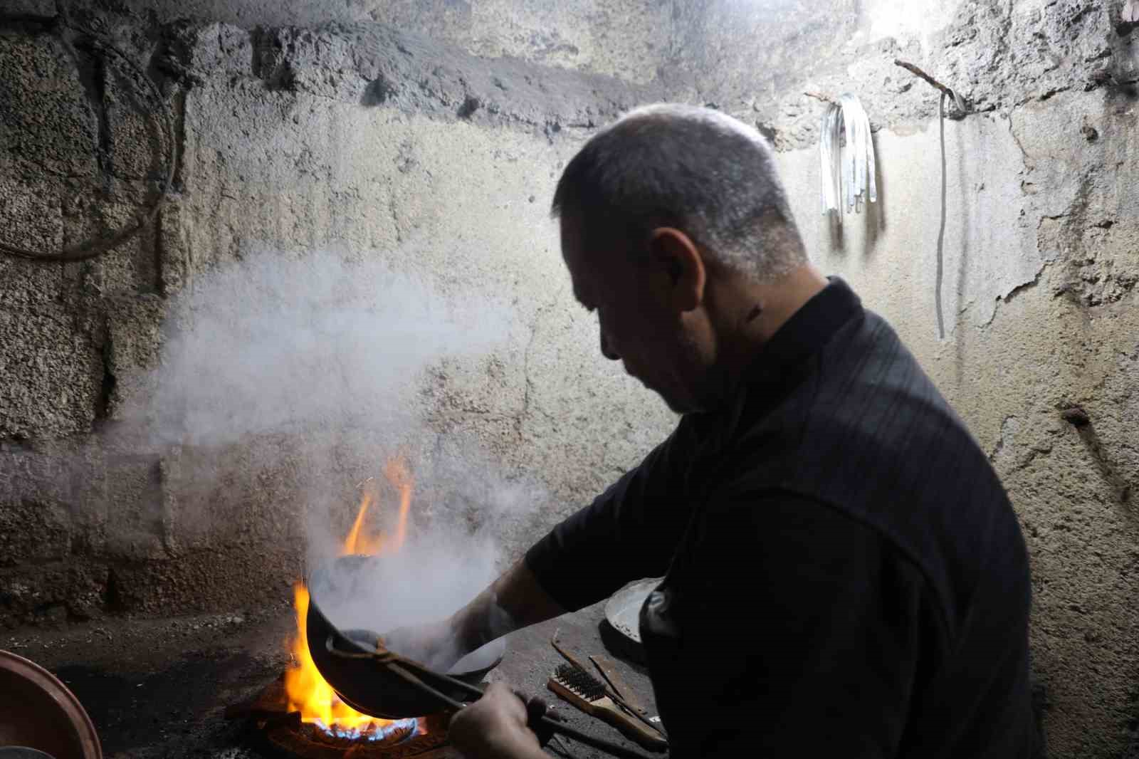 Bakırcılar Çarşısı’nda zamana direnen son ustalar
