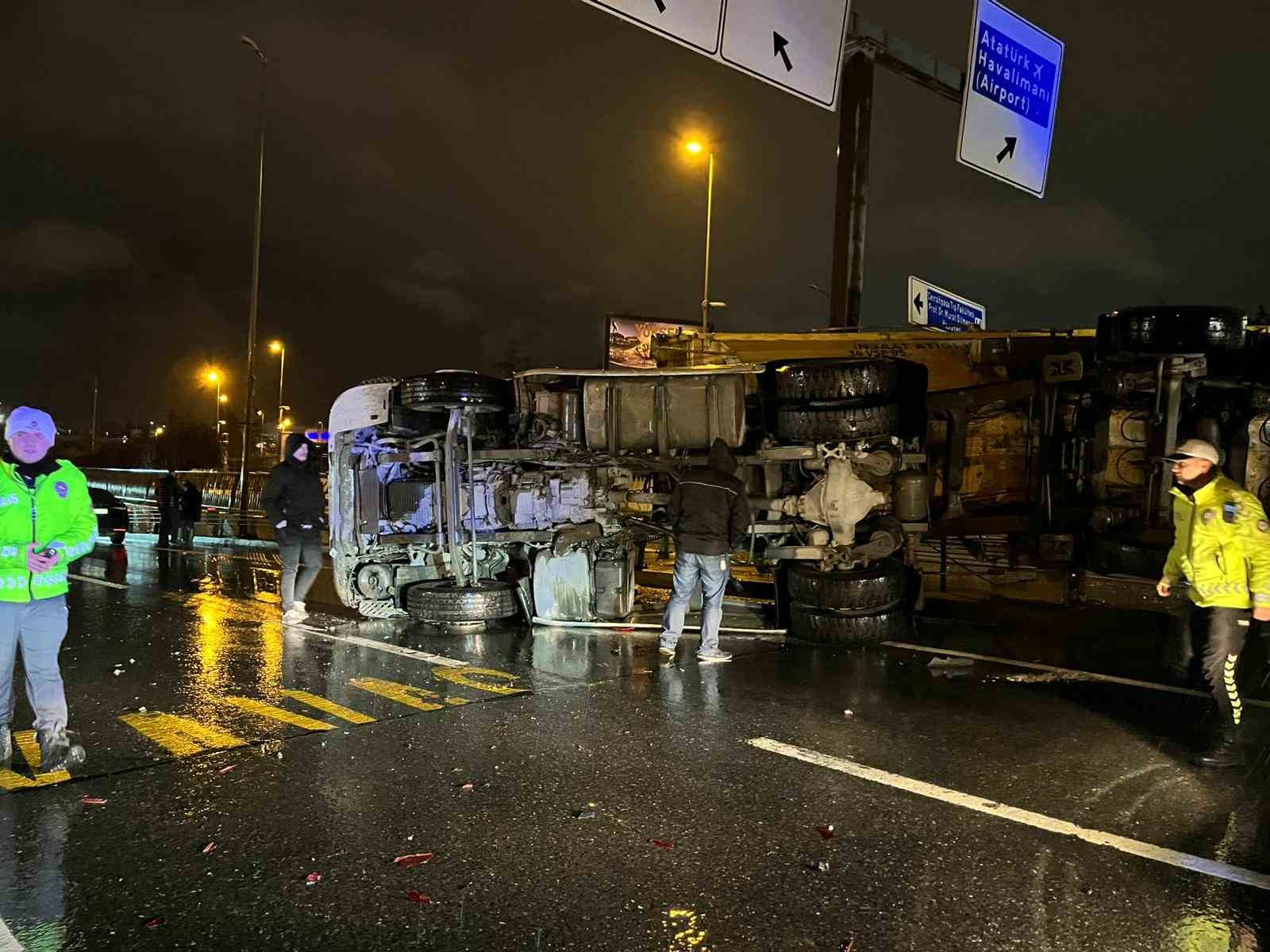 Bakırköy’de hafriyat kamyonu bariyere çarparak devrildi: 2 yaralı
