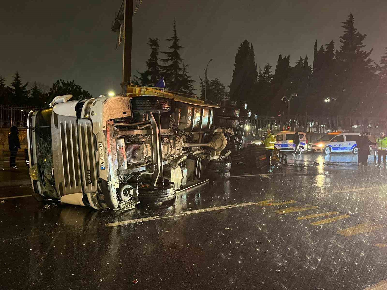 Bakırköy’de hafriyat kamyonu bariyere çarparak devrildi: 2 yaralı
