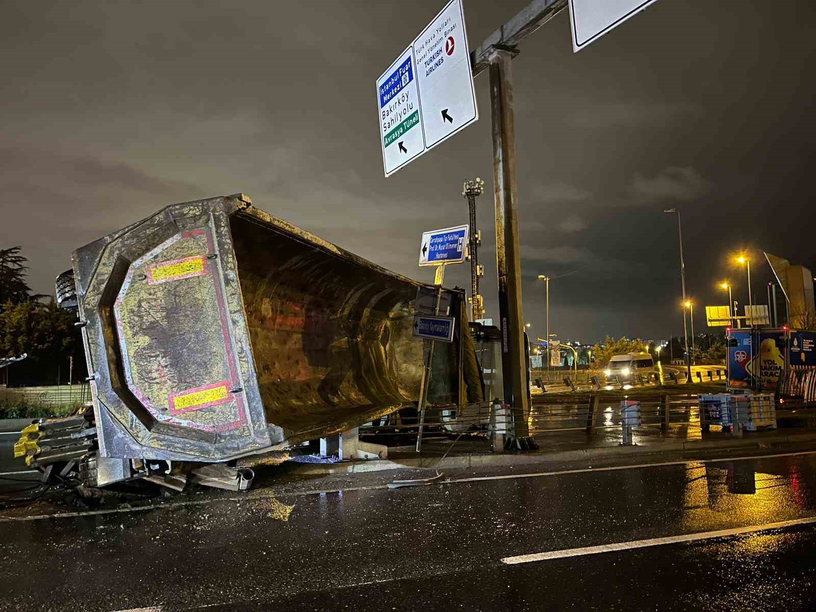 Bakırköy’de hafriyat kamyonu bariyere çarparak devrildi: 2 yaralı
