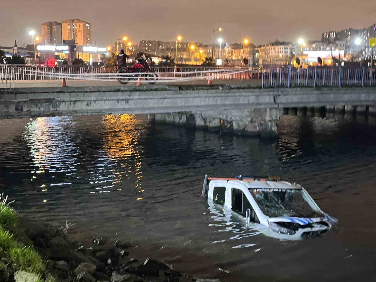 Bakırköy’de İBB’ye ait zabıta aracı denize düştü
