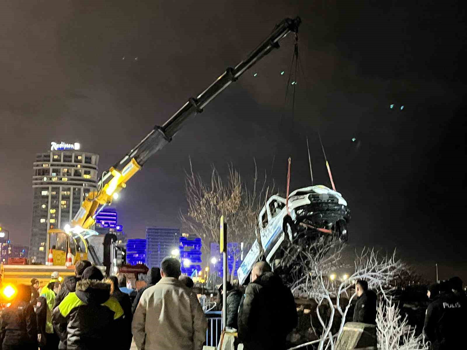 Bakırköy’de İBB’ye ait zabıta aracı denize düştü

