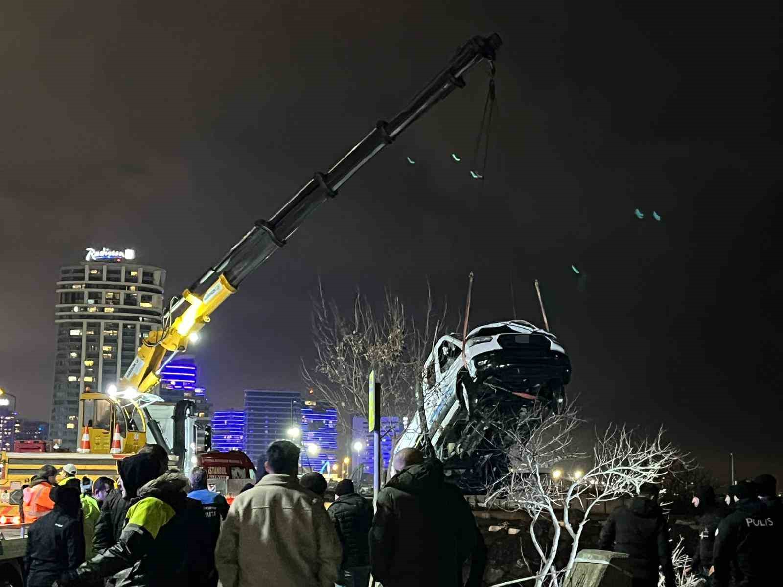 Bakırköy’de İBB’ye ait zabıta aracı denize düştü
