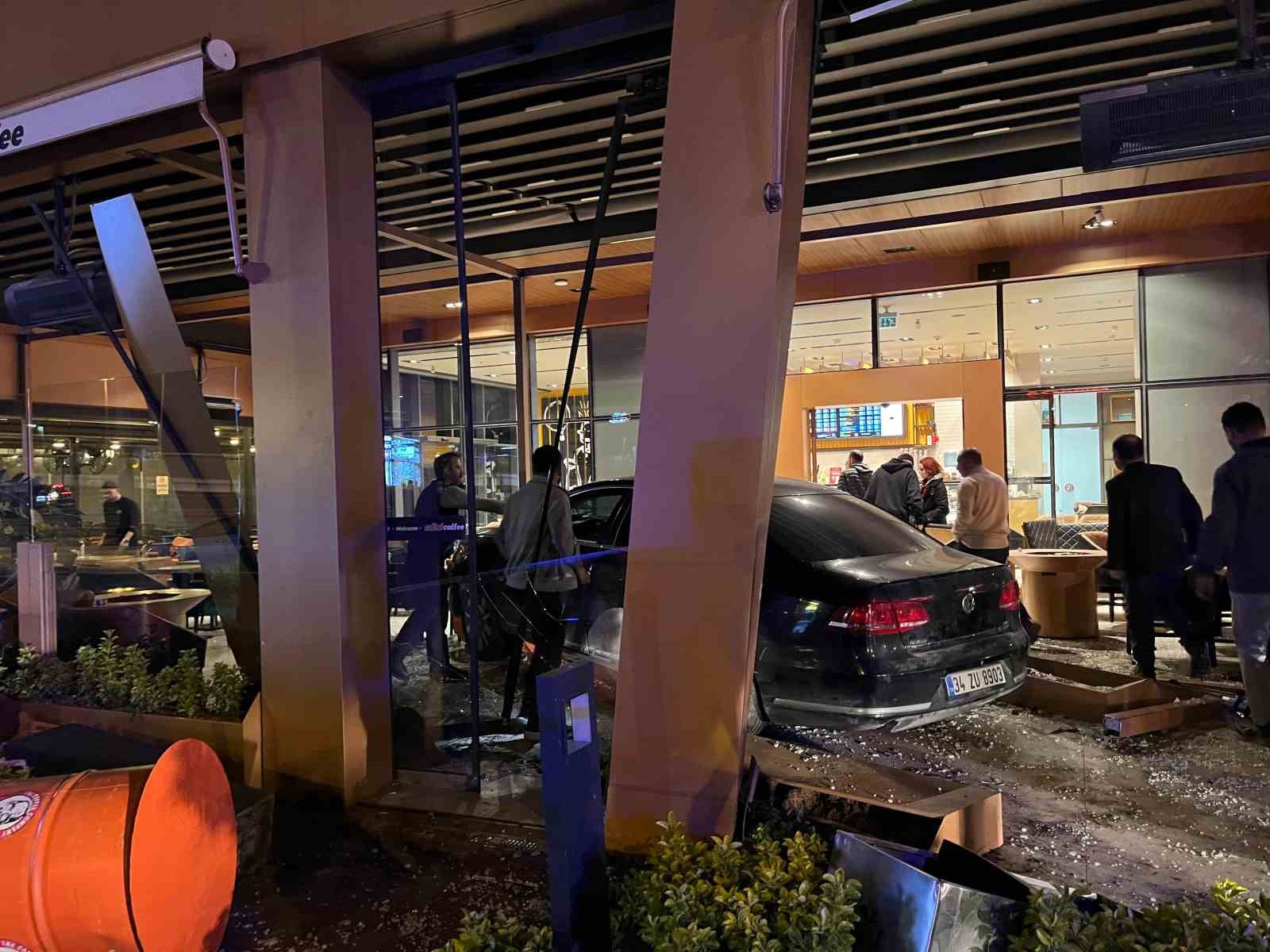 Bakırköy’de kontrolden çıkan araç kafeye daldı: 6 yaralı
