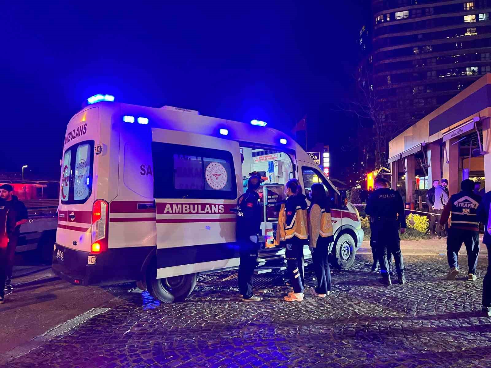 Bakırköy’de kontrolden çıkan araç kafeye daldı: 6 yaralı
