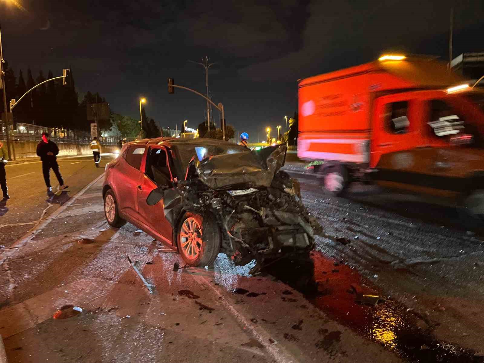 Bakırköy’de seyir halindeki otomobil, tıra arkadan çarptı: 1 yaralı
