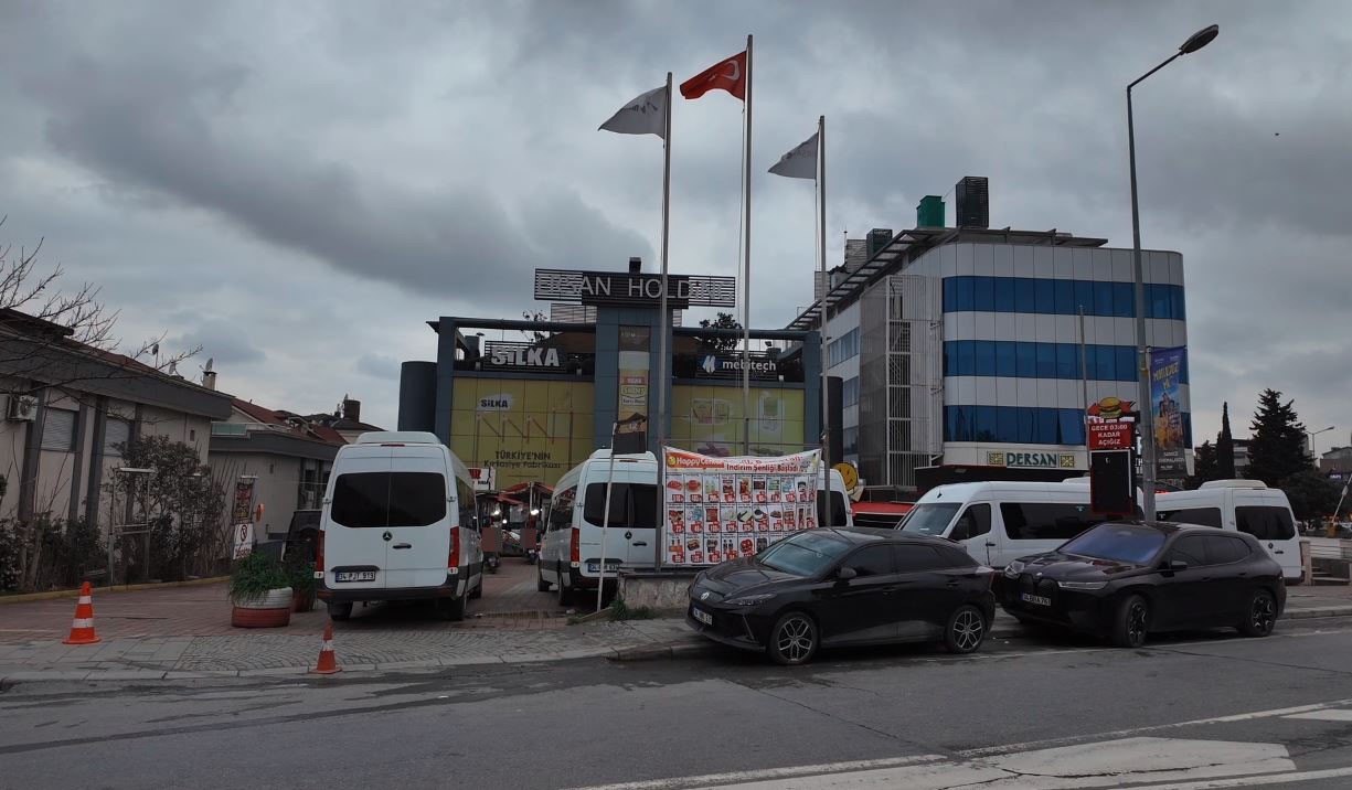 Bakırköy’deki market otoparkında "Servis Minibüsü" krizi: Müşteriler ve işletmeci isyan etti
