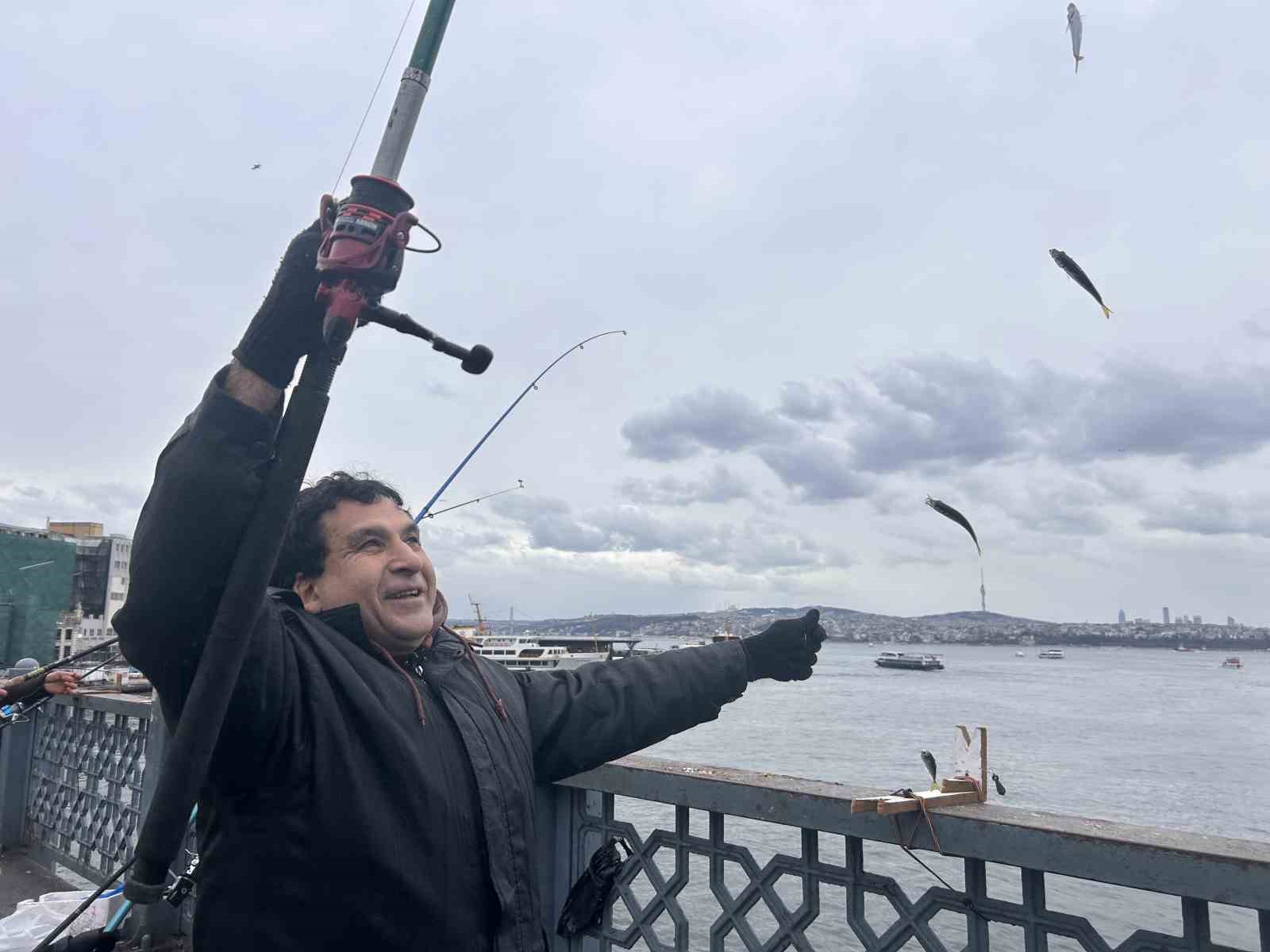Balığın kulağına kar suyu kaçtı, olta balıkçıları yılın son günü Galata Köprüsü’nde "rastgele" dedi
