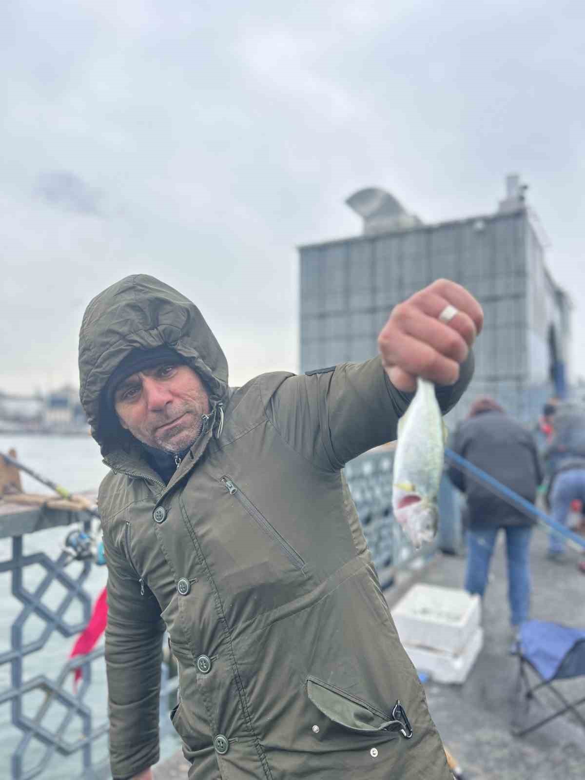 Balığın kulağına kar suyu kaçtı, olta balıkçıları yılın son günü Galata Köprüsü’nde "rastgele" dedi
