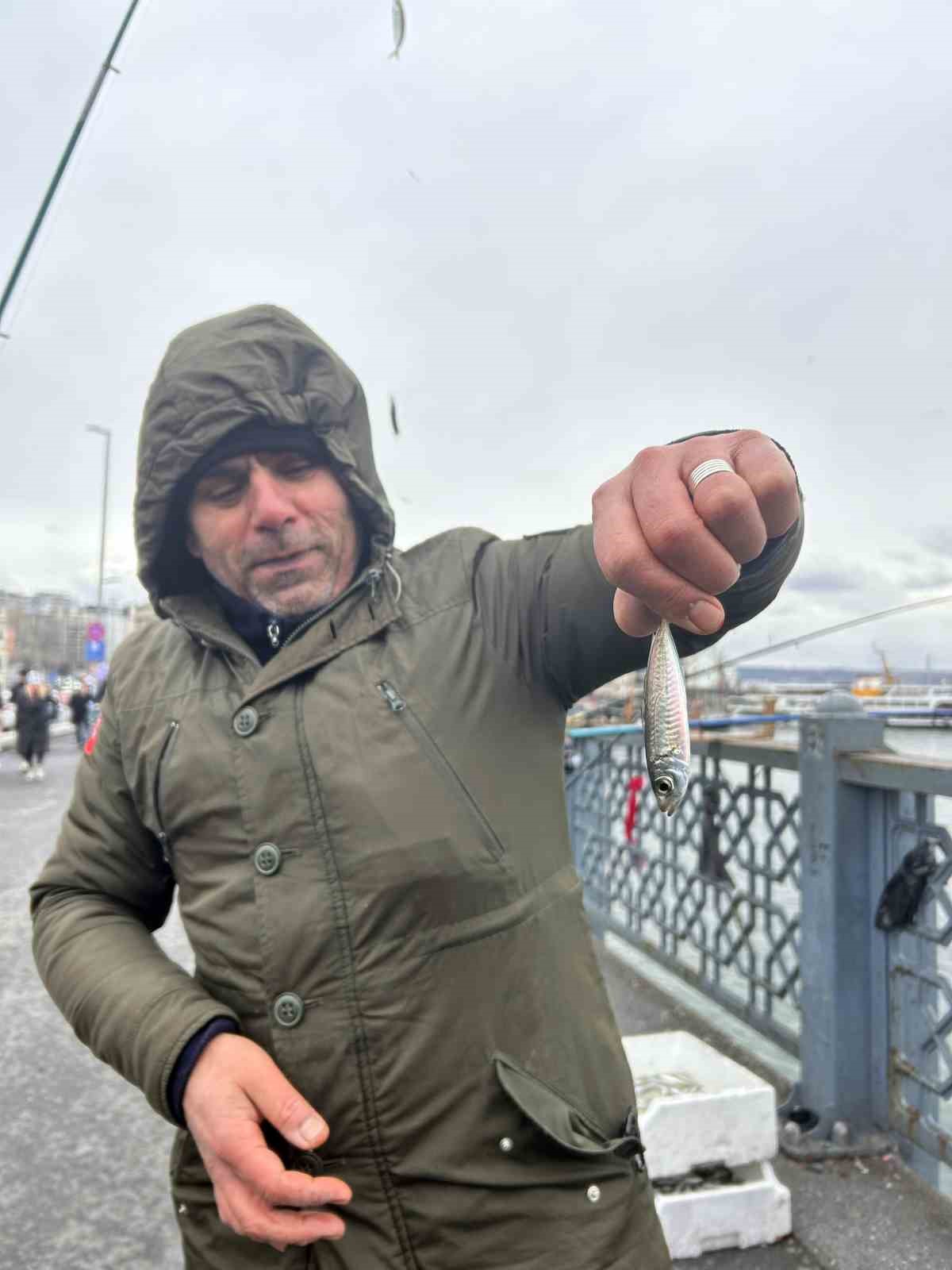 Balığın kulağına kar suyu kaçtı, olta balıkçıları yılın son günü Galata Köprüsü’nde "rastgele" dedi
