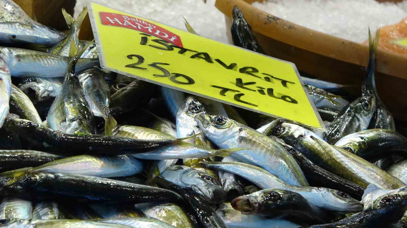 Balık tezgahları kış aylarını aratmıyor
