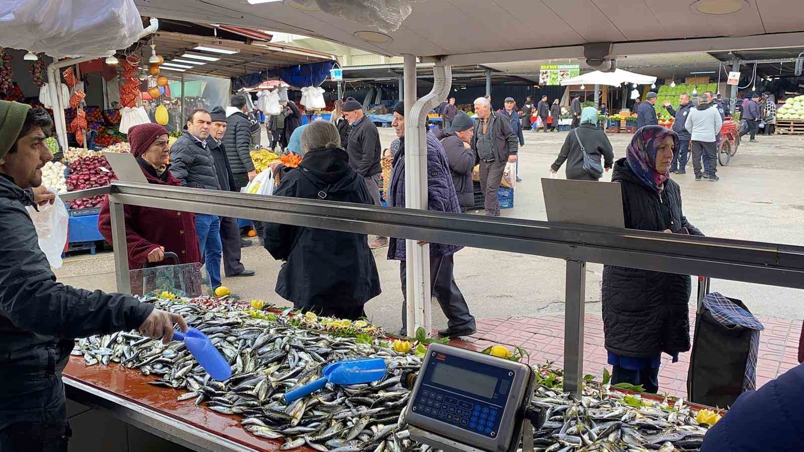 Balık tezgahlarında hamsi yok, vatandaş diğer balıklara yöneldi
