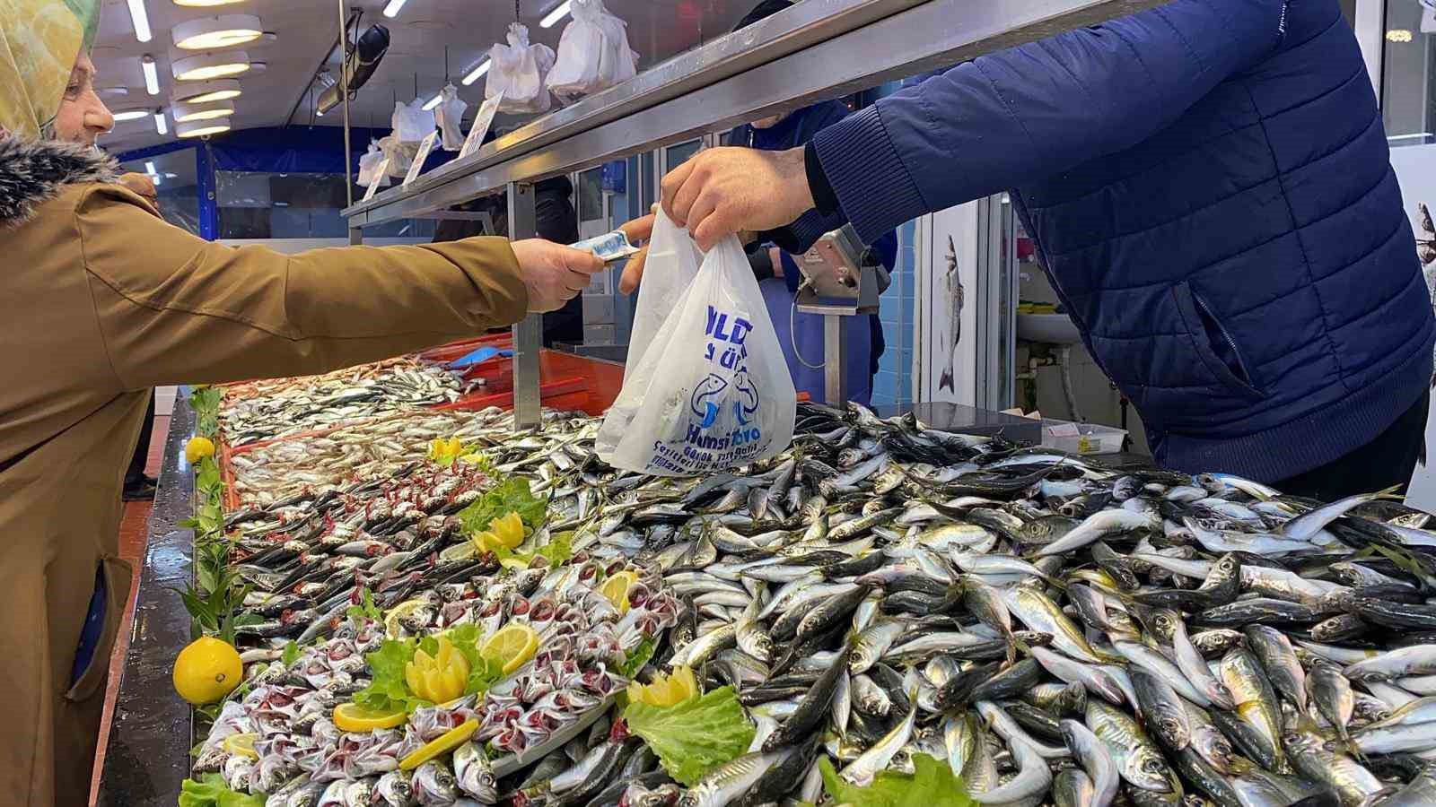 Balık tezgahlarında hamsi yok, vatandaş diğer balıklara yöneldi
