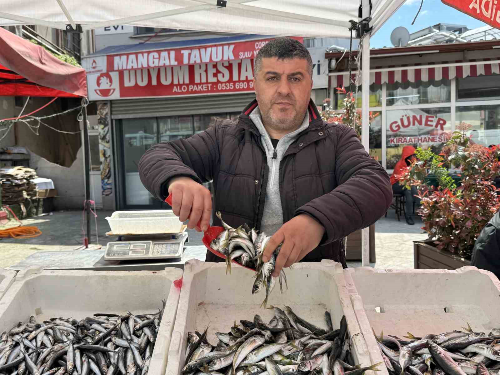 Balık tezgahlarında kıyı balıkçılığı mesaisi
