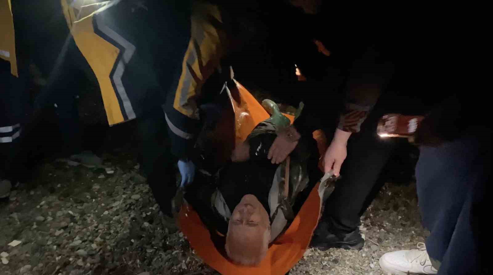 Balık tutmak için açılan kayık battı, baba-oğul ölümden döndü
