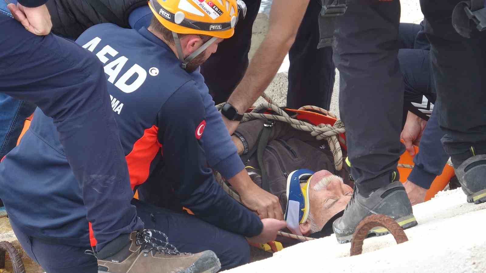 Balık tutmak için gittiği dalga kıranda düşerek mahsur kaldı
