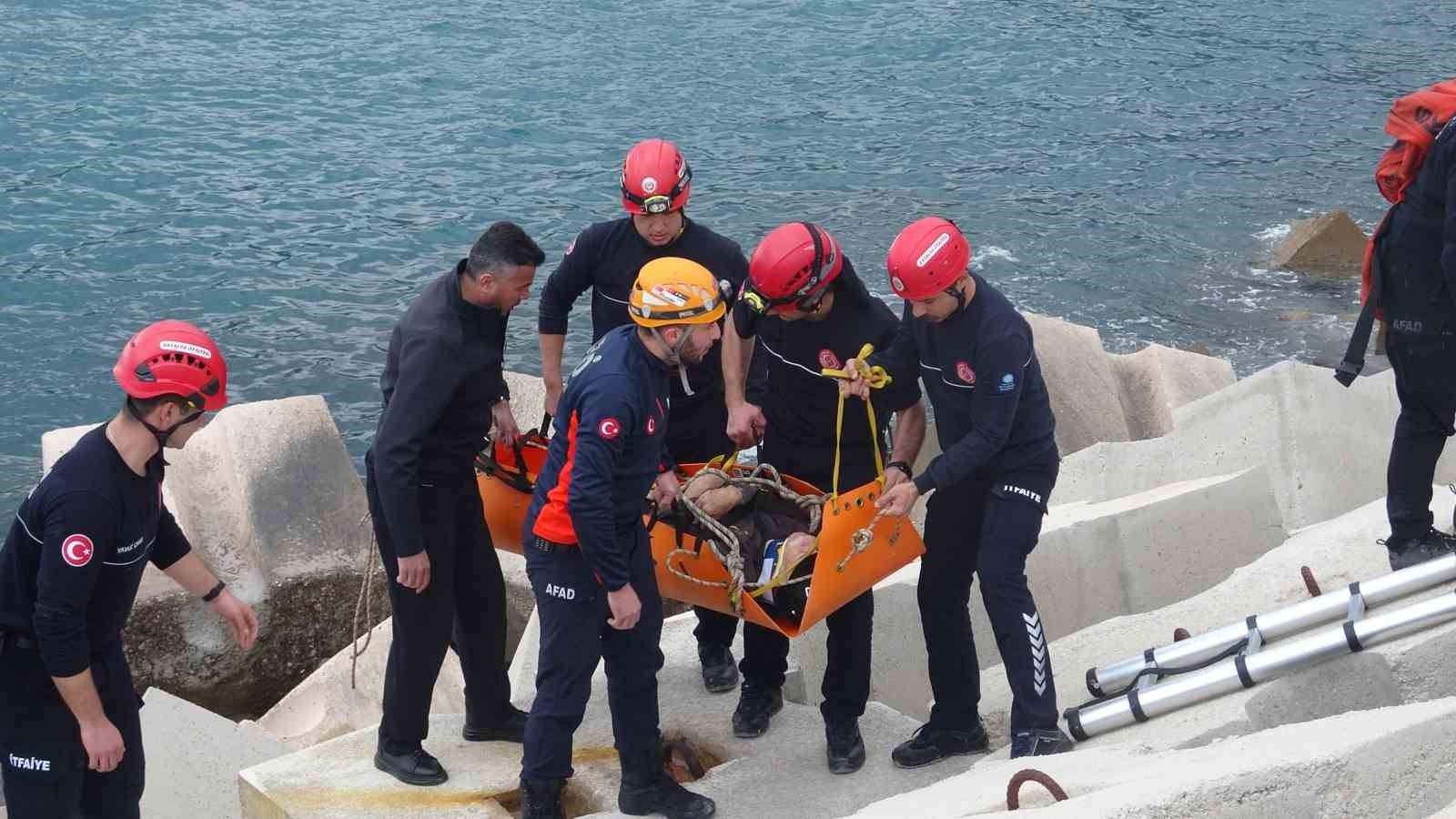 Balık tutmak için gittiği dalga kıranda düşerek mahsur kaldı
