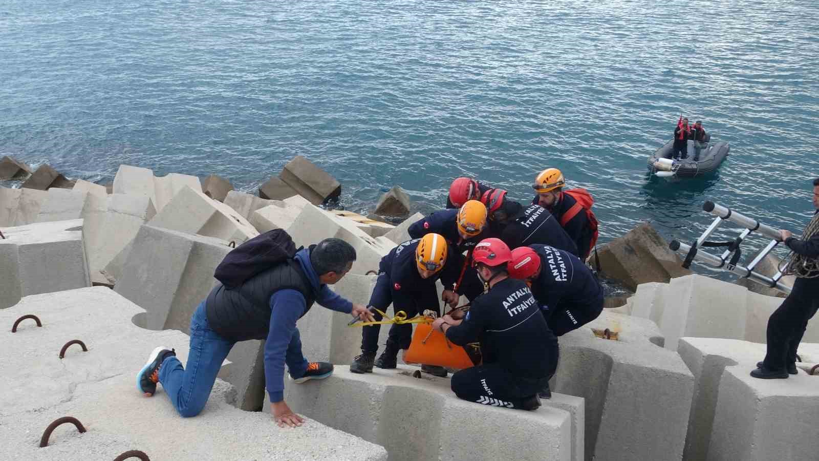 Balık tutmak için gittiği dalga kıranda düşerek mahsur kaldı
