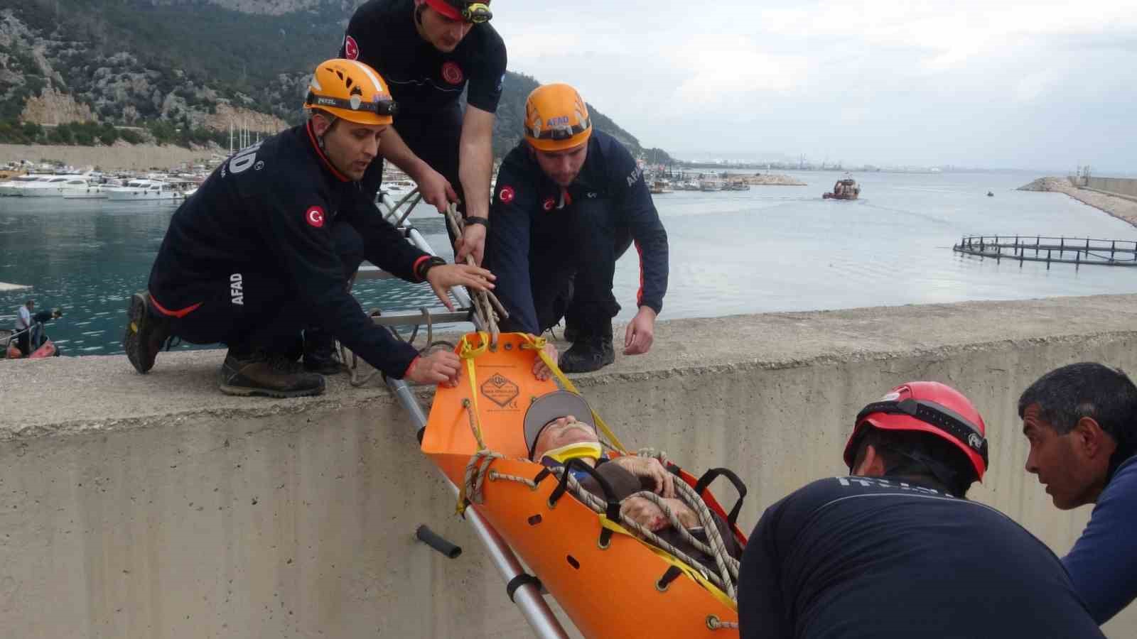 Balık tutmak için gittiği dalga kıranda düşerek mahsur kaldı
