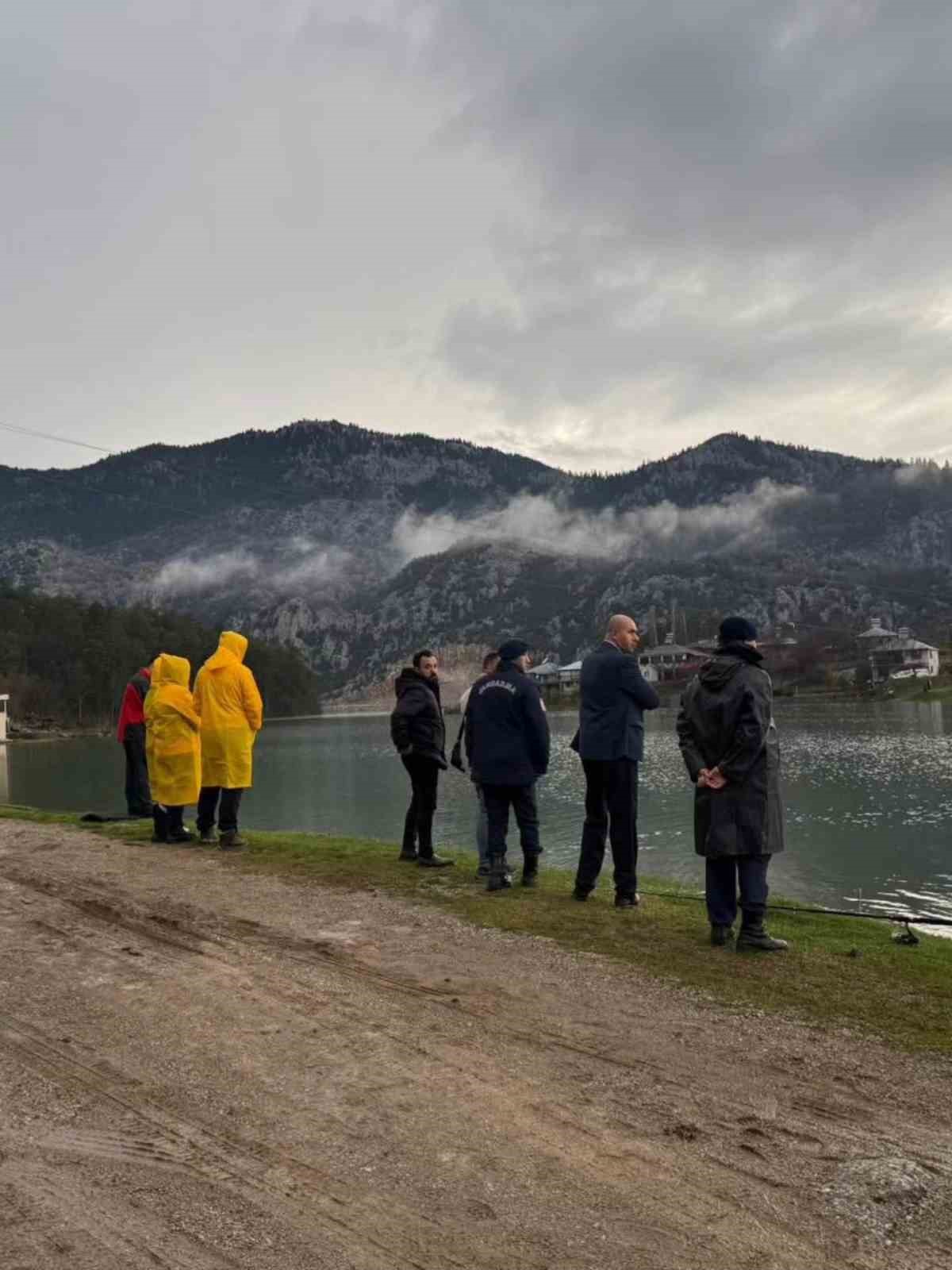 Balık tutmaya gittiği gölette boğuldu
