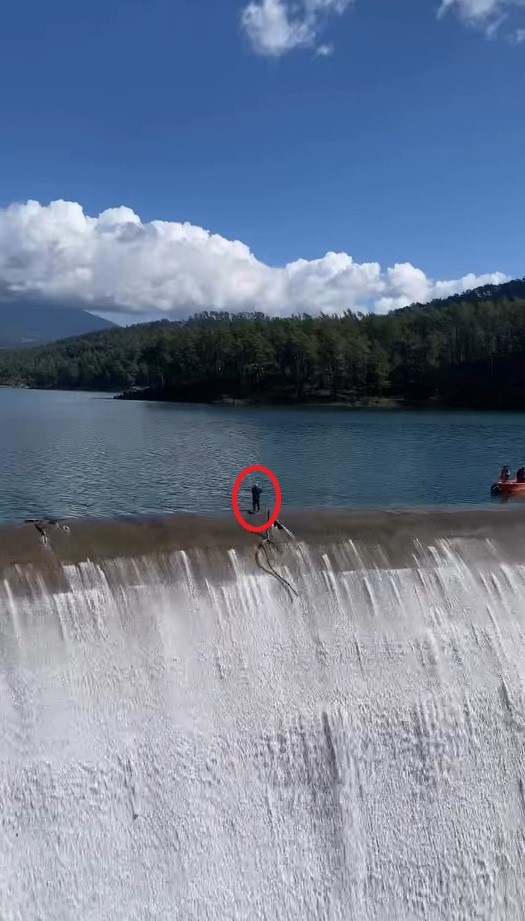 Balık üreticisinin savakları açık barajda yürekleri ağızlara getiren temizlik çalışması
