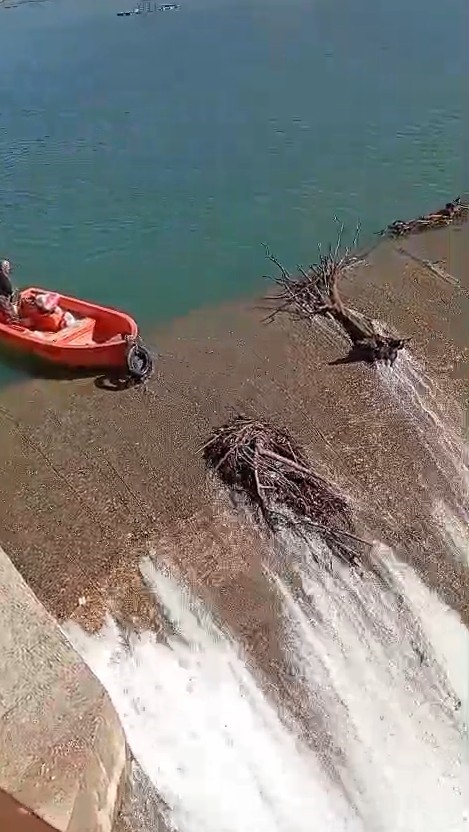 Balık üreticisinin savakları açık barajda yürekleri ağızlara getiren temizlik çalışması
