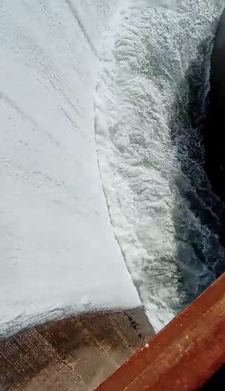 Balık üreticisinin savakları açık barajda yürekleri ağızlara getiren temizlik çalışması
