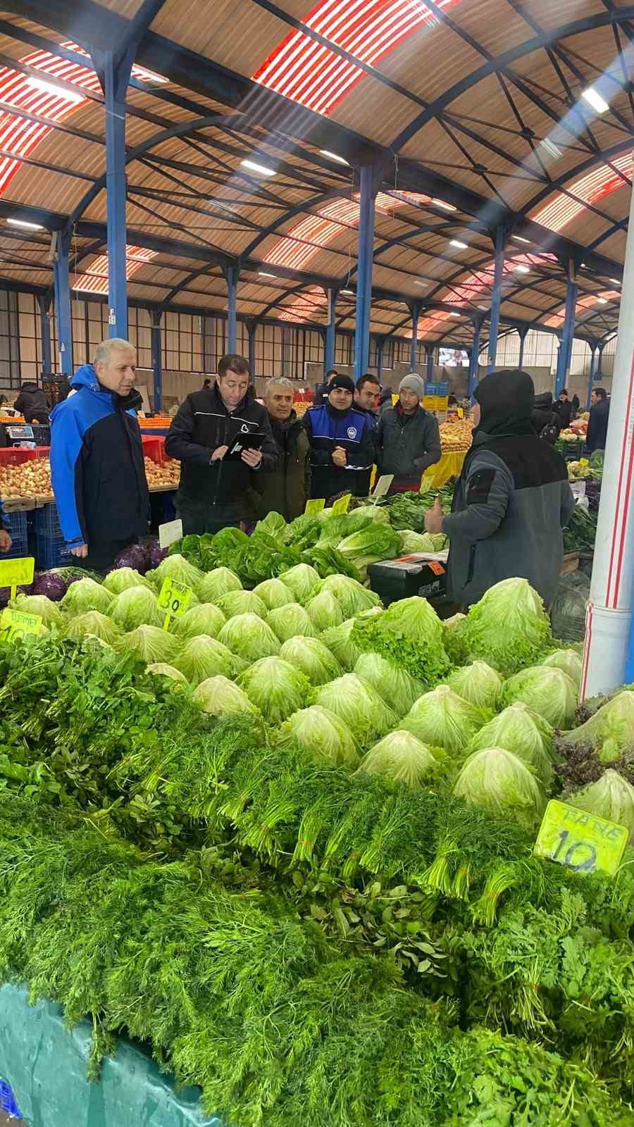 Balıkesir Büyükşehir Belediyesi pazar yerlerini denetliyor
