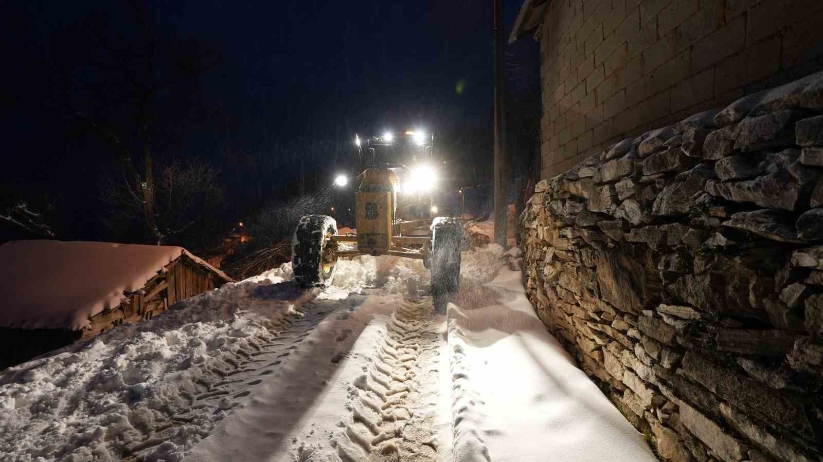 Balıkesir Büyükşehir Belediyesinden karla mücadele çalışmaları
