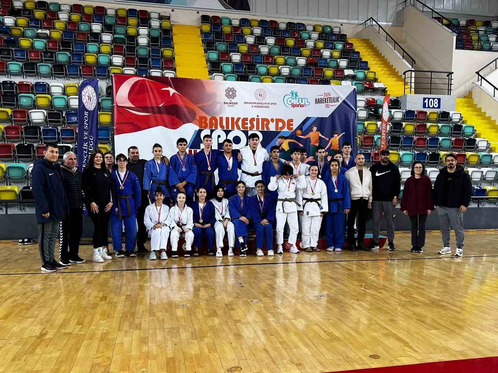 Balıkesir Büyükşehir’in sporcuları güreş ve judoda 18 madalya topladı
