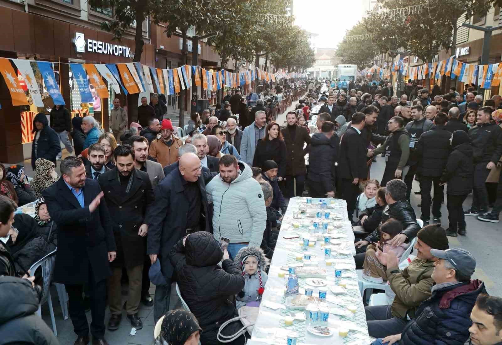 Balıkesir’de 10 bin kişi caddede iftarda buluştu
