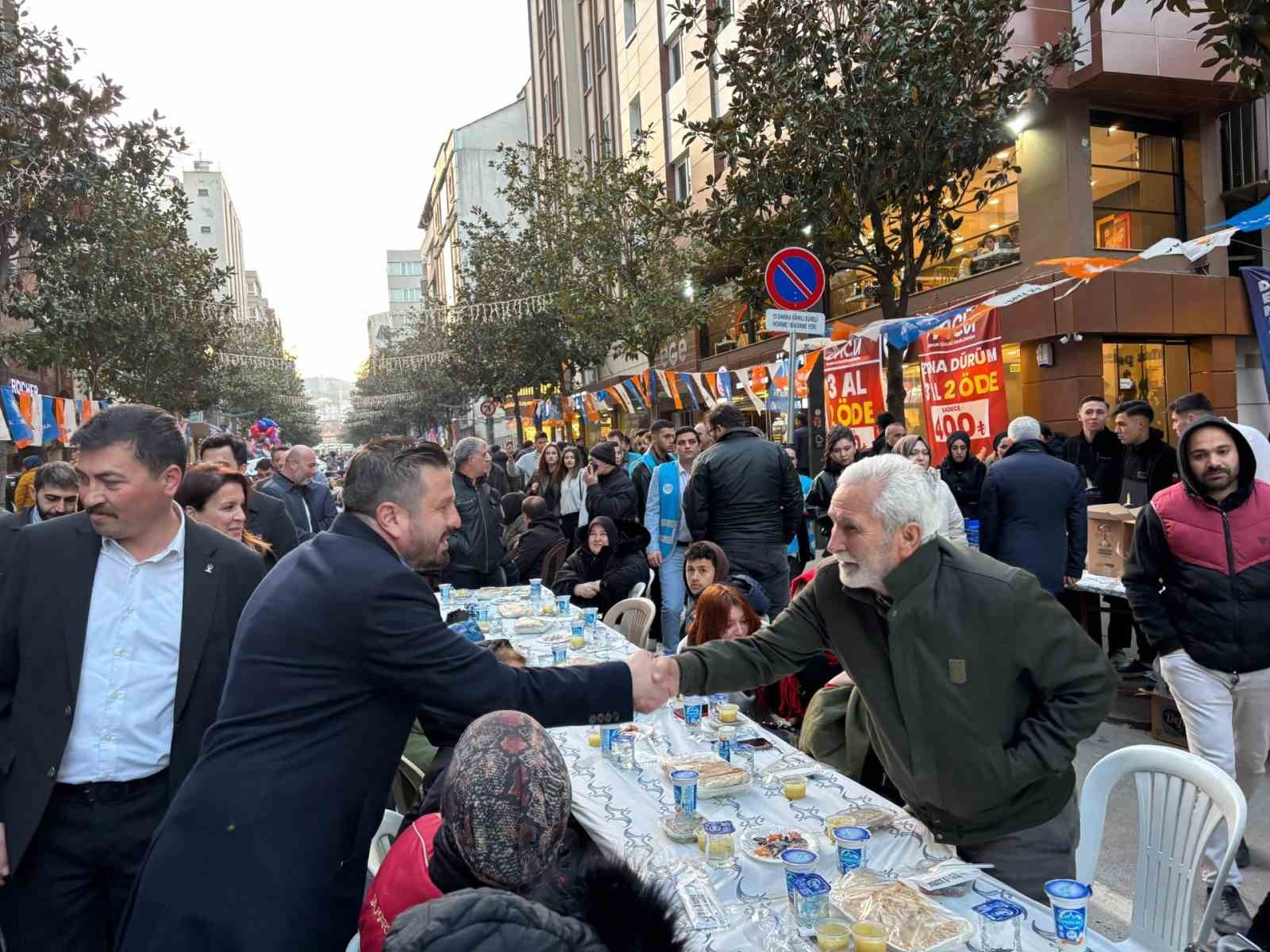 Balıkesir’de 10 bin kişi caddede iftarda buluştu
