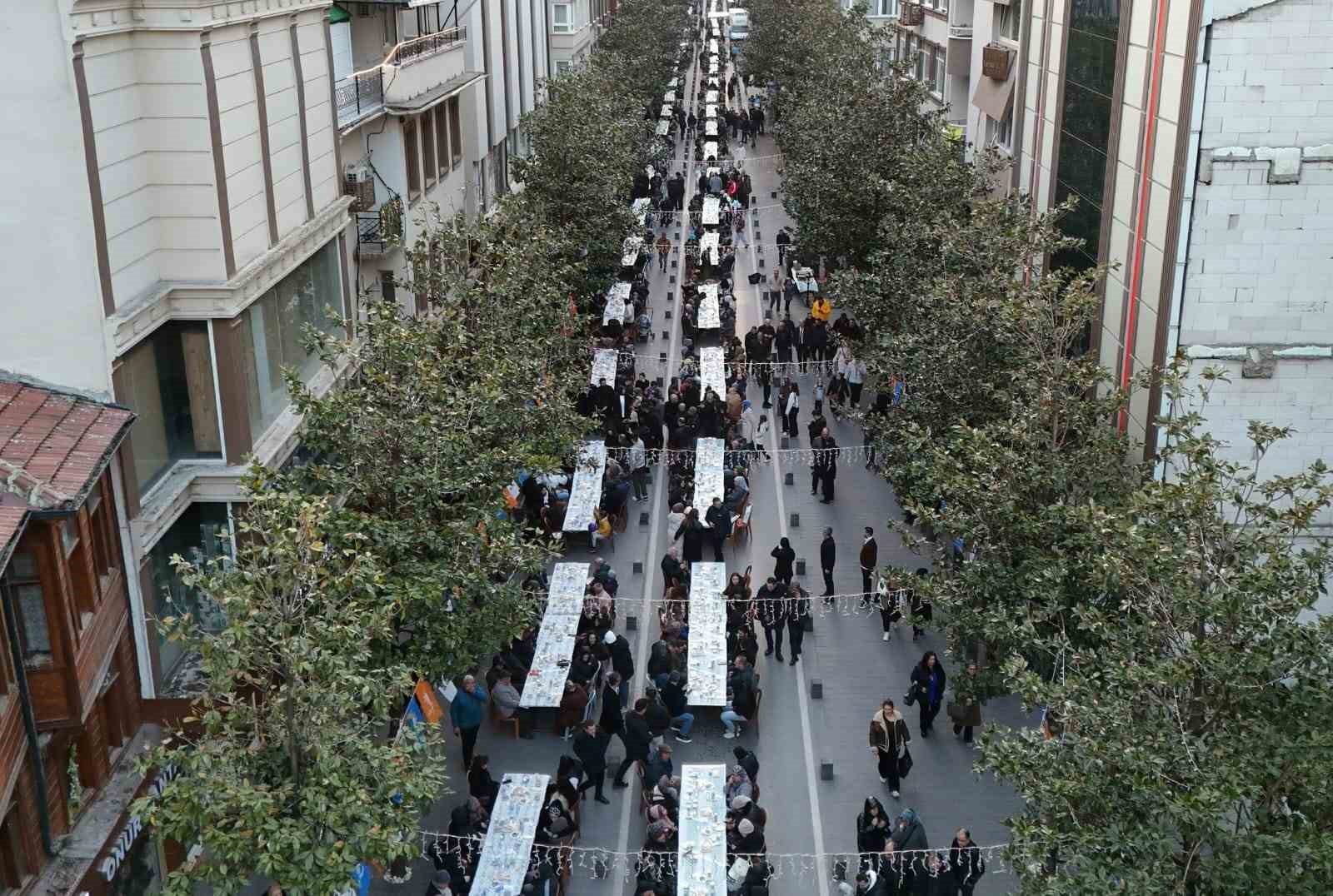 Balıkesir’de 10 bin kişi caddede iftarda buluştu
