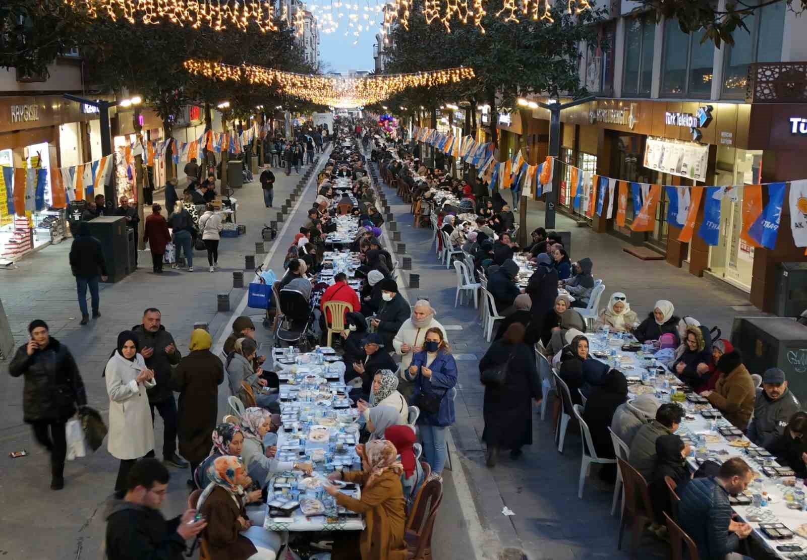 Balıkesir’de 10 bin kişi caddede iftarda buluştu

