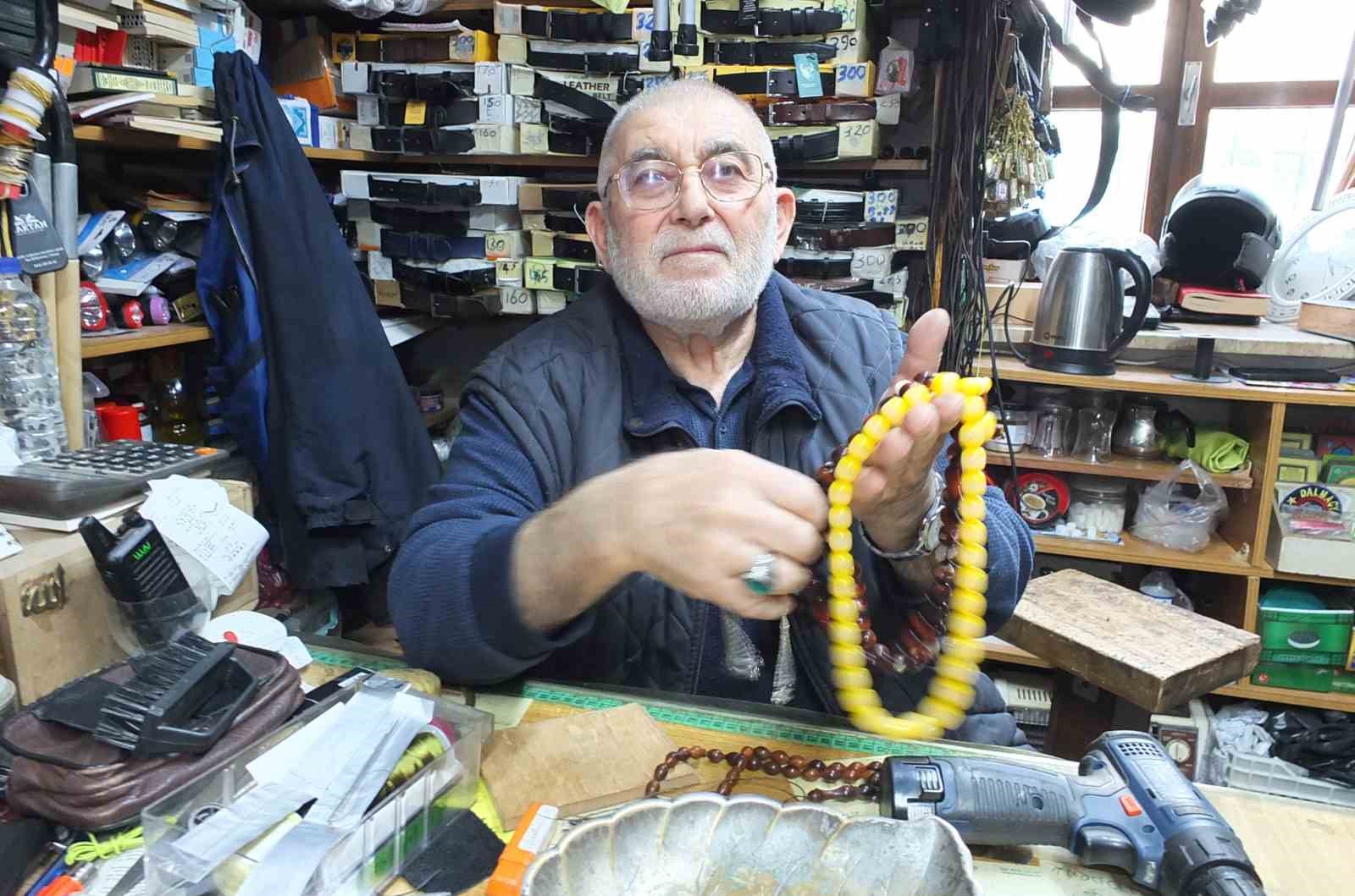 Balıkesir’de 71 yaşındaki Cevat Dede tespih dizerek para kazanıyor
