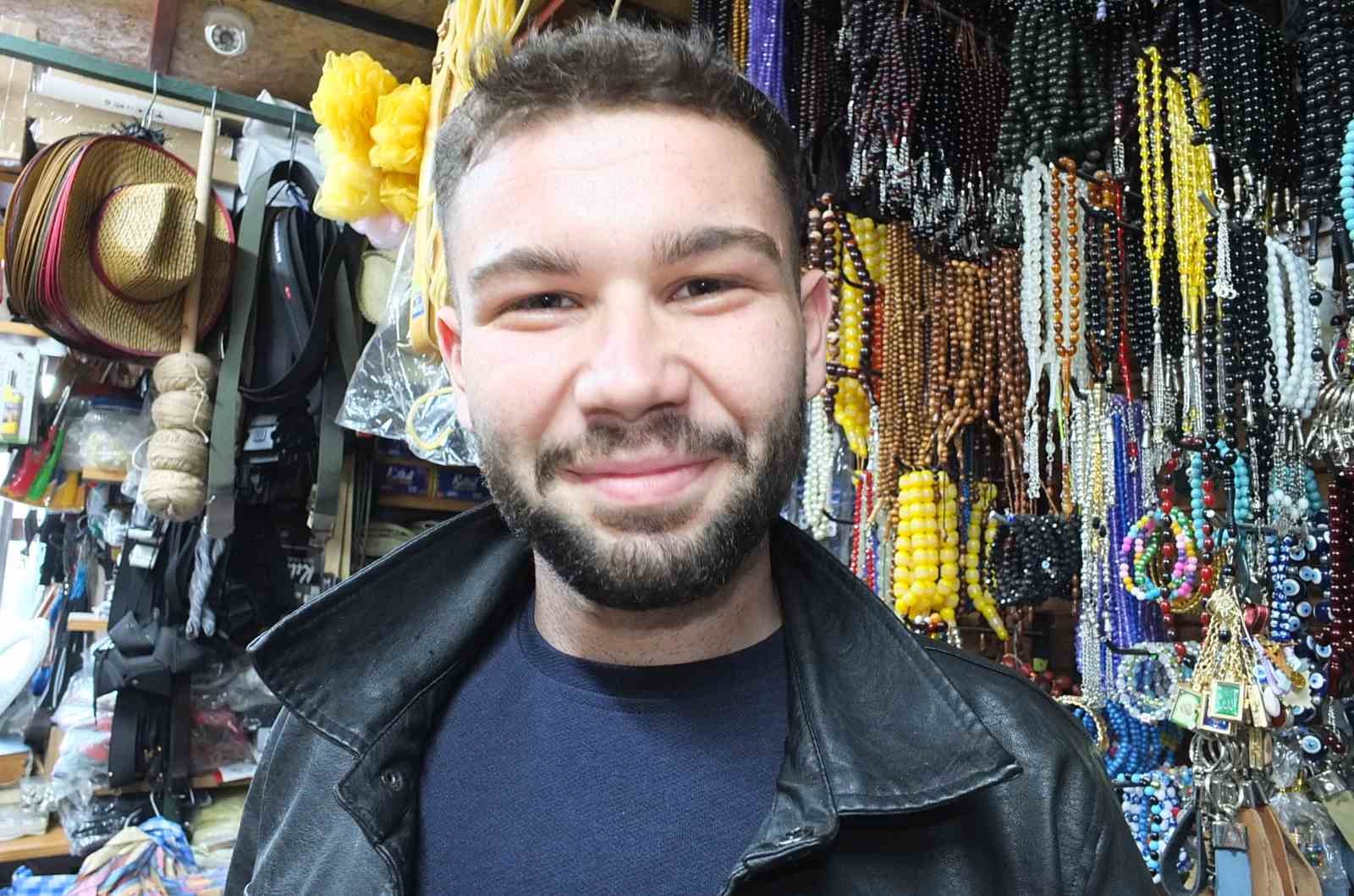 Balıkesir’de 71 yaşındaki Cevat Dede tespih dizerek para kazanıyor
