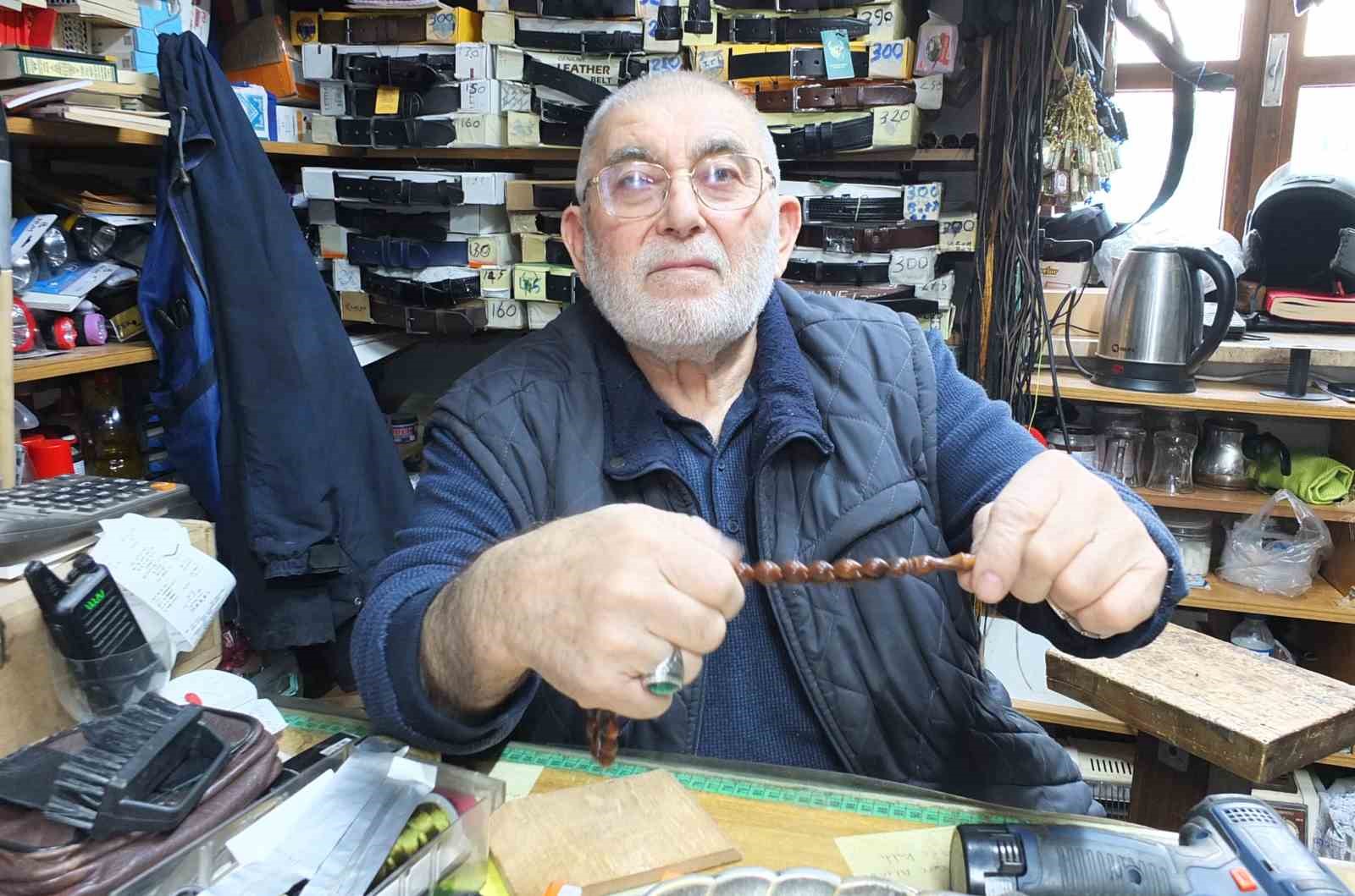 Balıkesir’de 71 yaşındaki Cevat Dede tespih dizerek para kazanıyor
