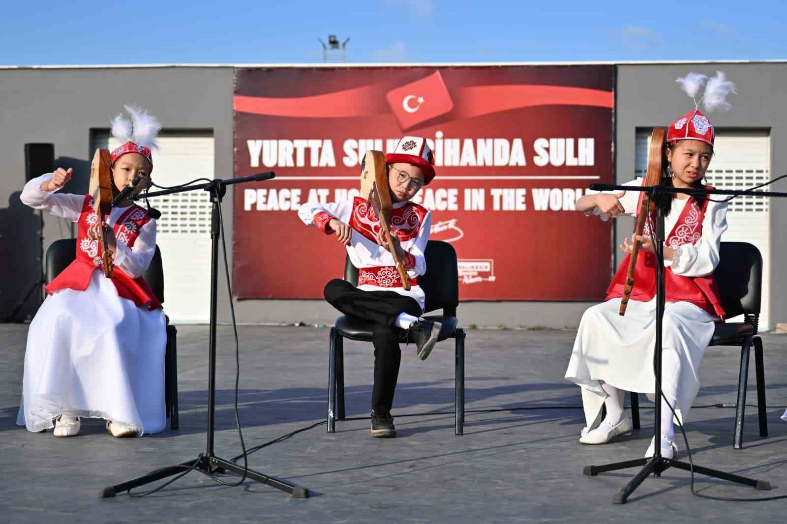 Balıkesir’de 9 ülkenin çocukları aynı sahnede buluştu
