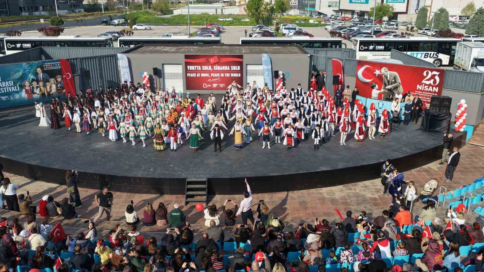 Balıkesir’de 9 ülkenin çocukları aynı sahnede buluştu
