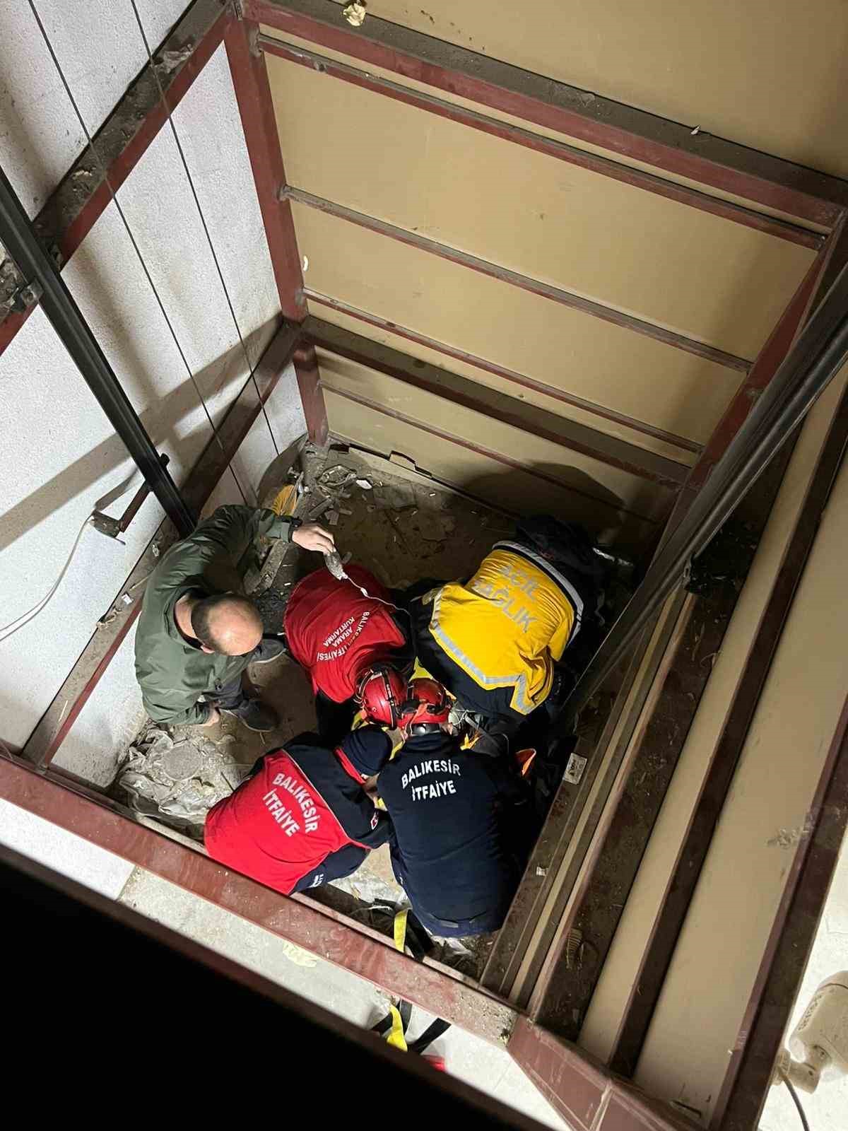 Balıkesir’de asansör boşluğuna düşen adam itfaiye ekiplerince kurtarıldı
