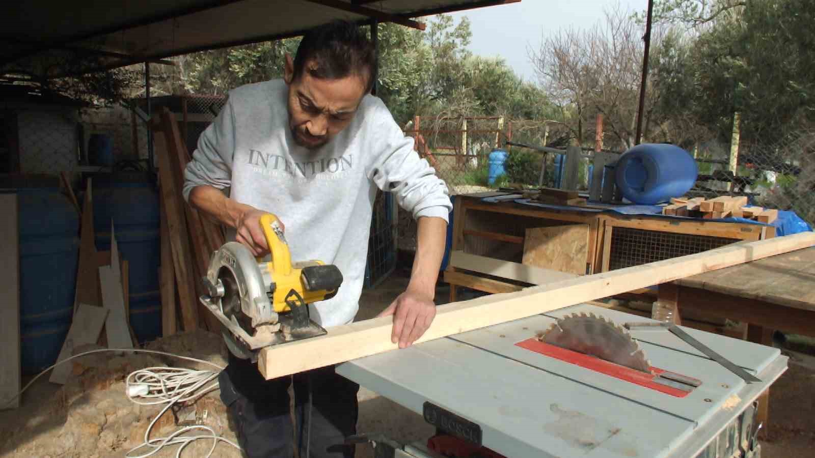 Balıkesir’de bir bakkal gezen tavuk kümesi yaptı
