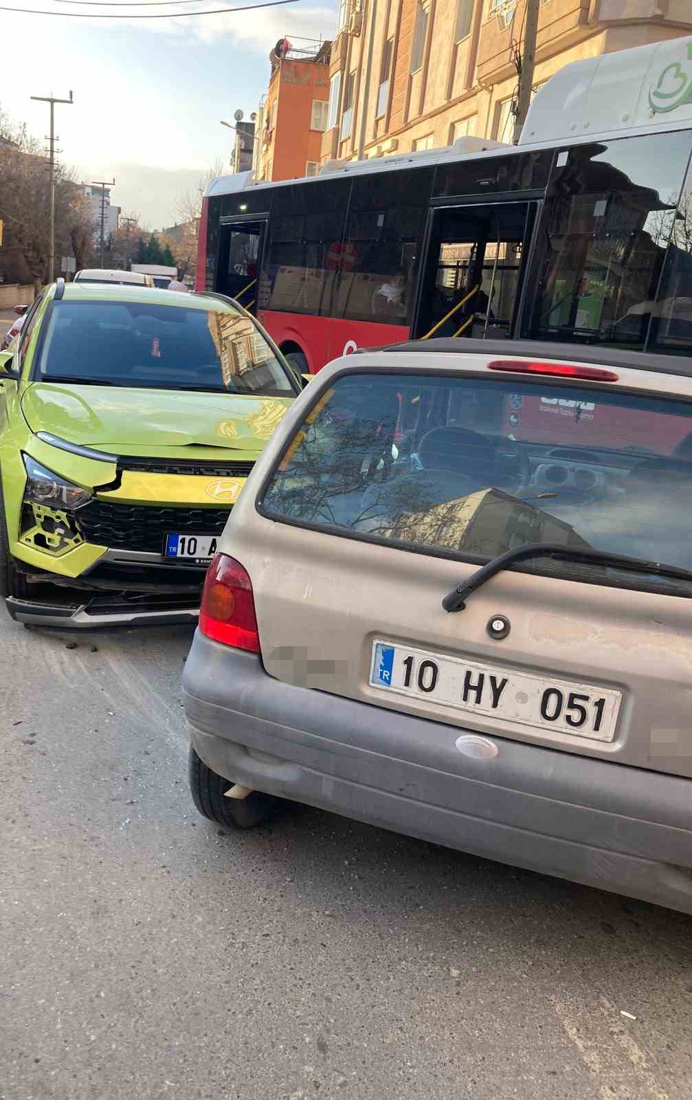 Balıkesir’de çift taraflı trafik kazası: 2 yaralı
