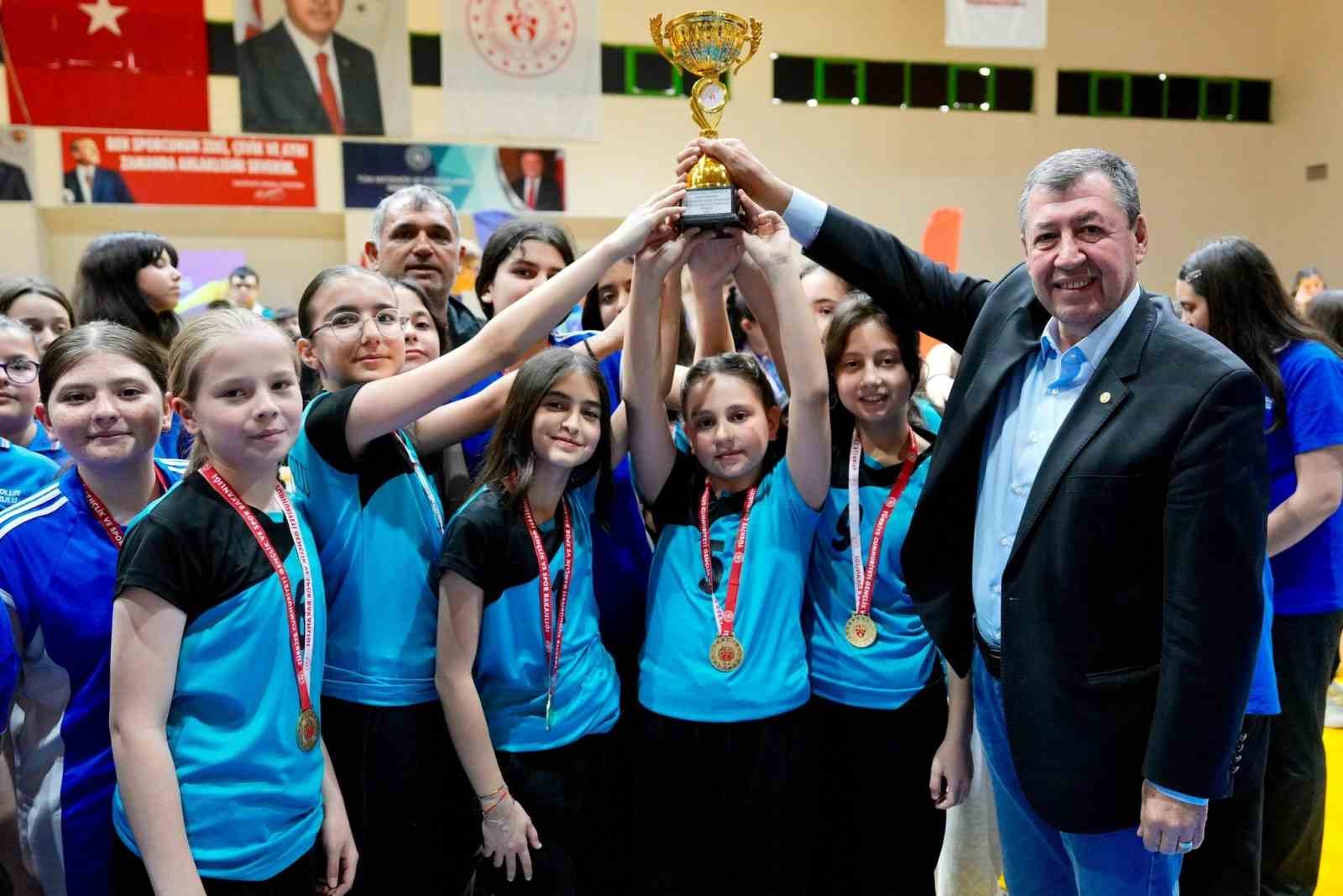 Balıkesir’de Çocuk Sporları Şenliği ödül töreni ile tamamlandı
