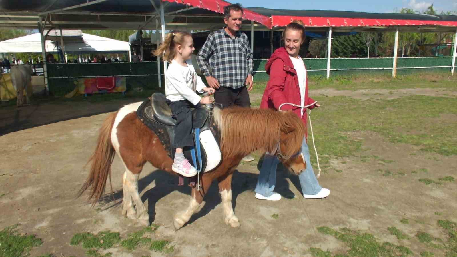 Balıkesir’de çocukların at binme sevinci
Balıkesir’de çocukların at binme sevinci
